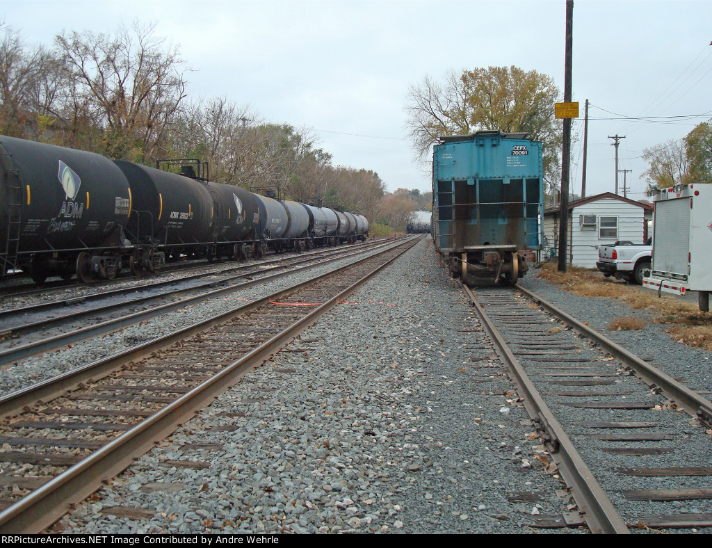 Tank cars&and hoppers line the elevator sidings